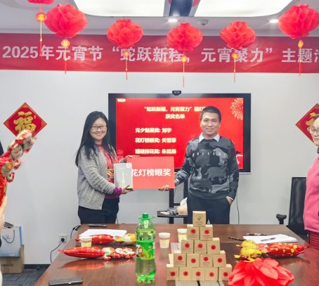 桌子上放滿了不同類型的海報(bào)

AI 生成的內(nèi)容可能不正確。
